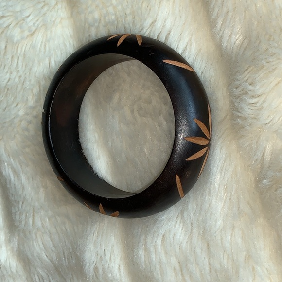 Vintage carved wood star flower bangle bracelet - Picture 7 of 9